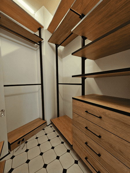 Гардеробная комната с модульными полками и открытой системой хранения. Удобное размещение вещей в гардеробной системе с акцентом на эргономику.