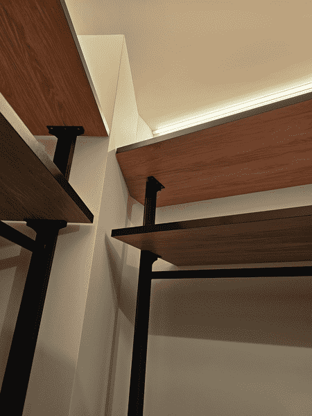 Гардеробная на заказ с комбинированными зонами хранения и выдвижными ящиками. Практичная гардеробная система для квартиры с ограниченным пространством.