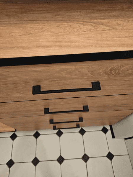 Открытая гардеробная система с полками и штангами для одежды. Функциональная гардеробная комната для повседневного использования.