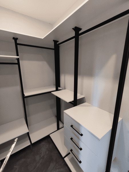 Гардеробная комната с акцентом на хранение обуви и аксессуаров. Практичная система хранения для гардеробной с вертикальной компоновкой.