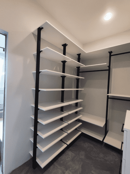 Современная гардеробная система с выдвижными ящиками и открытыми полками. Эргономичное решение для организации гардеробной комнаты.