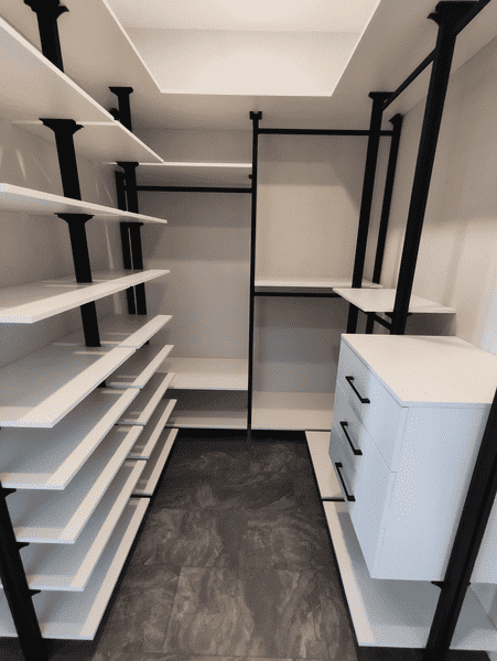 Гардеробная на заказ с металлическим каркасом и светлыми полками. Продуманная гардеробная система для хранения одежды и сезонных вещей.