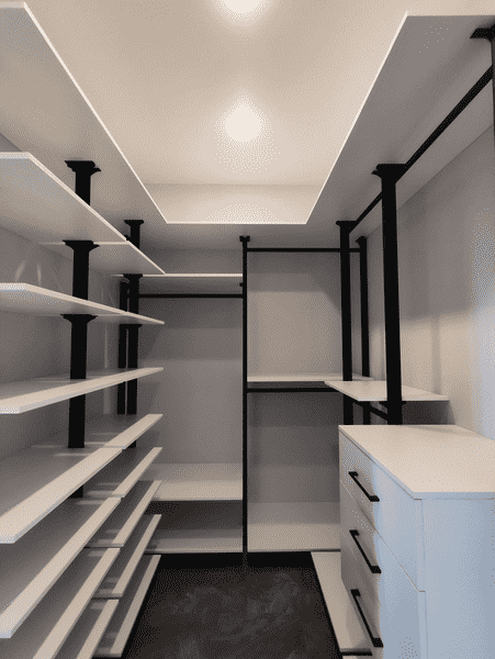 Гардеробная система в квартире с оптимальной планировкой и удобным доступом. Функциональный дизайн гардеробной комнаты для комфортного хранения.
