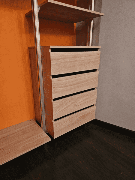 Выдвижные ящики из ЛДСП под натуральное дерево в гардеробной системе. Удобная организация хранения и эргономика гардеробной комнаты.