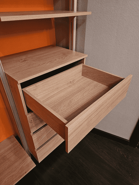 Ящик полного выдвижения в гардеробной системе с надежной фурнитурой. Функциональное хранение одежды и аксессуаров в гардеробной.