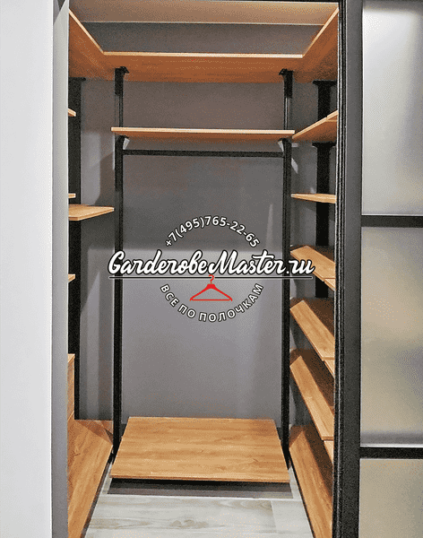 Гардеробная система с нишей и штангой для одежды. Рациональная планировка гардеробной комнаты на заказ.