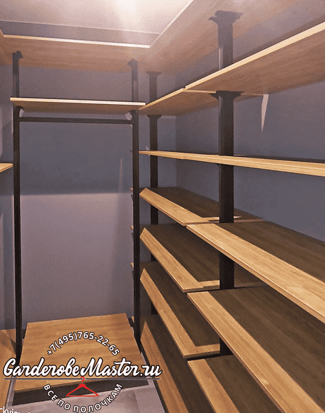 Полки разной глубины в металлической гардеробной системе. Гибкое хранение обуви и вещей в гардеробной комнате.