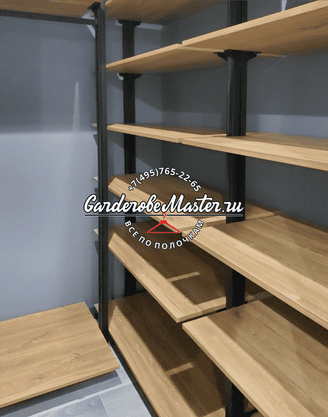 Модульная гардеробная система с открытыми секциями. Современный дизайн гардеробной и удобный доступ к вещам.