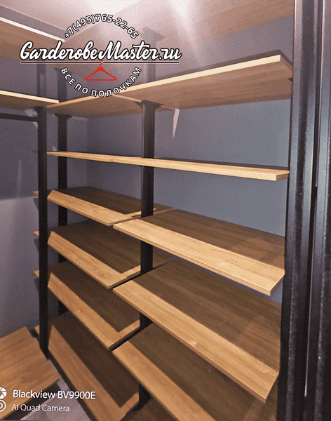 Открытая гардеробная система с деревянными полками и металлом. Эстетика и функциональность хранения одежды.