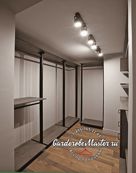 Гардеробная комната с металлическим каркасом и подсветкой. Продуманная система хранения для современного интерьера.