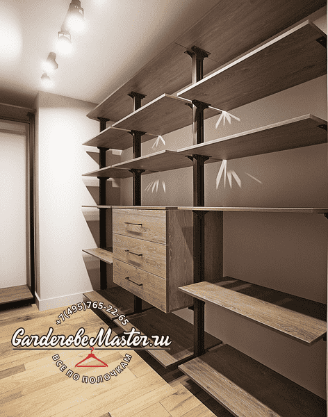 Гардеробная система с открытыми полками и выдвижными ящиками