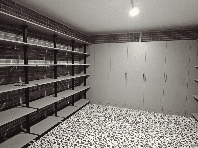 Гардеробная система с центральным шкафом и полками