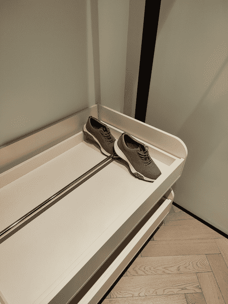 Выдвижная обувная корзина в гардеробной системе