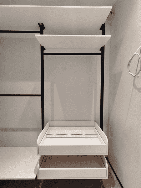 Выдвижная полка для обуви в нише гардеробной