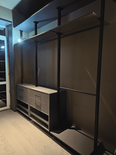 Гардеробная система с нижними модулями хранения