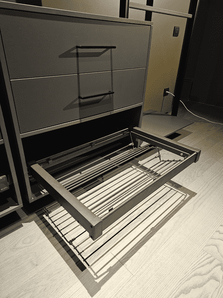 Откидная обувная корзина в гардеробной