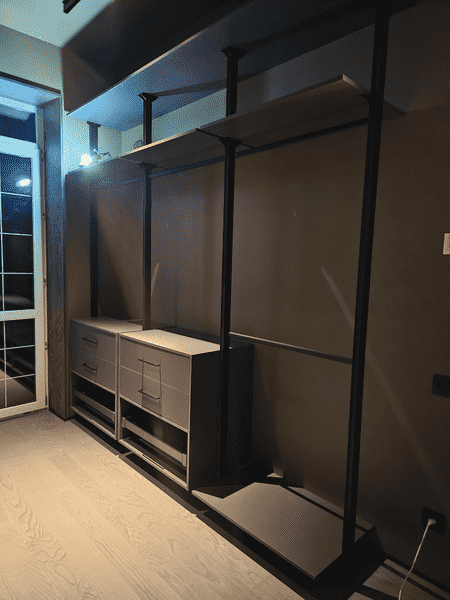 Линейная гардеробная система вдоль стены