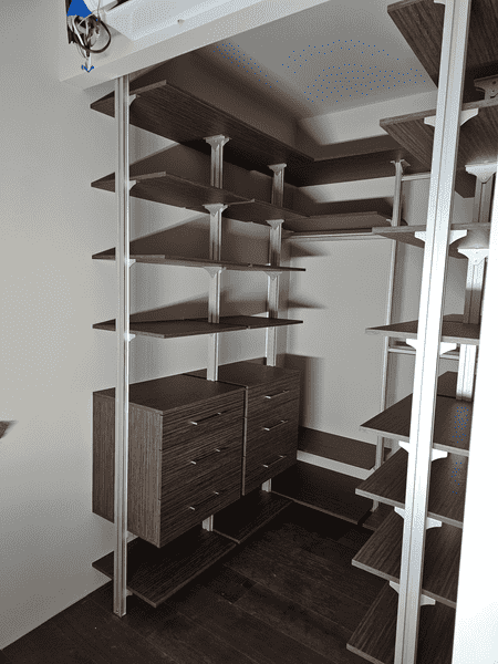 Гардеробная система с деревянными полками