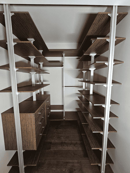 Проходная гардеробная с симметричной планировкой