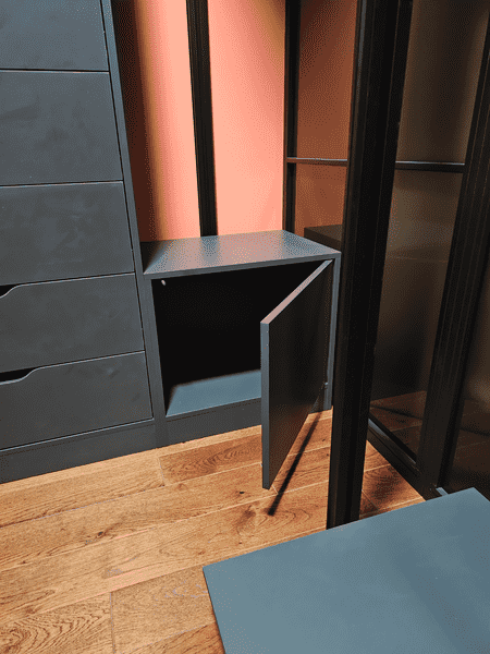 Модуль с распашной дверцей в гардеробной