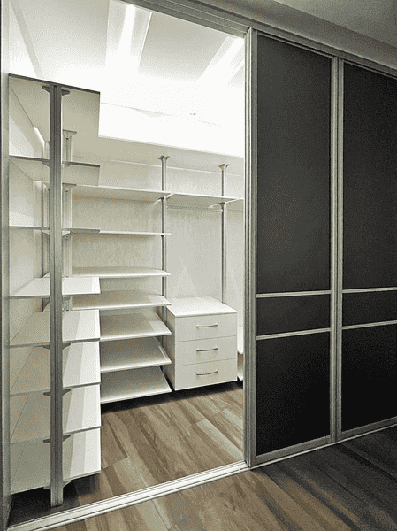 Гардеробная система с раздвижными дверями купе