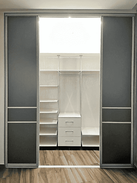 Гардеробная комната с центральным проемом