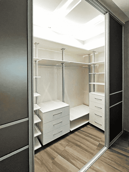 Гардеробная система за раздвижными дверями