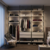 Гардеробная система на стойках Vitra для ниши в спальне, современный интерьер — сгенерированное изображение 1