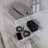 Сетчатые корзины с аккуратно сложенными полотенцами и аксессуарами