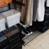 Детальный вид металлических сетчатых полок с прозрачными контейнерами для хранения