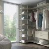 Открытая гардеробная система Vitra с полками и штангами для одежды в светлом интерьере