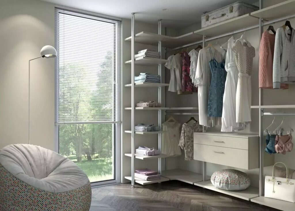Открытая гардеробная система Vitra с полками и штангами для одежды в светлом интерьере