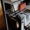 Близкий план металлической гардеробной системы с аксессуарами и полками