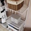 Сетчатые полки с коробками и корзинами в системе хранения