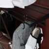 Вид сверху на проволочную полку с висящей одеждой и сумками
