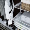 Детальный план металлической гардеробной системы с выдвижными корзинами и полками