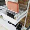 Крупный план белых выдвижных корзин с аккуратно сложенными вещами