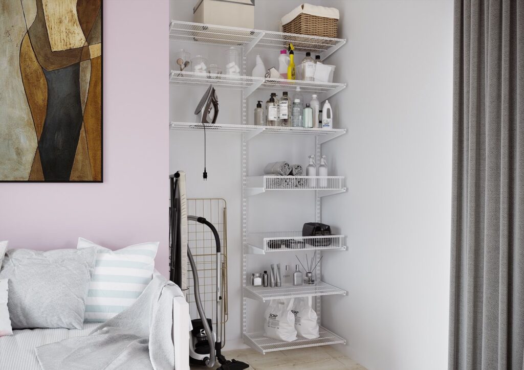 Система хранения в нише с сетчатыми полками и бытовыми предметами