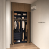 Корпусная гардеробная система Vitra с фасадами из дуба Каселла и корпусом индиго, открытая с одеждой и аксессуарами