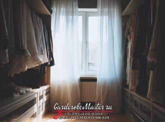 Гардеробная система напротив окна: уместный каприз или скрытый комфорт? Почему страх выгорания тканей не всегда оправдан