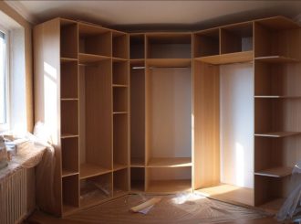 Вы всё ещё задвигаете вещи в угол — или уже планируете угловую гардеробную по уму?