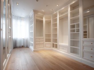 Вы до сих пор храните одежду в углу шкафа? А ведь пространство может работать на вас: угловые гардеробные комнаты на заказ в Москве уже меняют привычный уклад