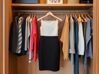 Хранение юбки-карандаш в гардеробной