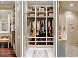 Ваша одежда всё ещё живёт в «шкафных джунглях»? Гардеробная в нише — как смена сценария привычного утра