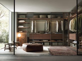 Современная гардеробная комната с раздвижными дверями купе, модульной системой хранения одежды. Гардеробная на заказ в Москве