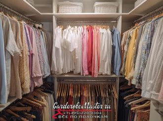 Изображение светлой гардеробной системы на заказ с вешалками, полками и одеждой; идеальное решение для хранения в Москве.